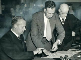 George Drew signs Oath of office as new Ontario premier