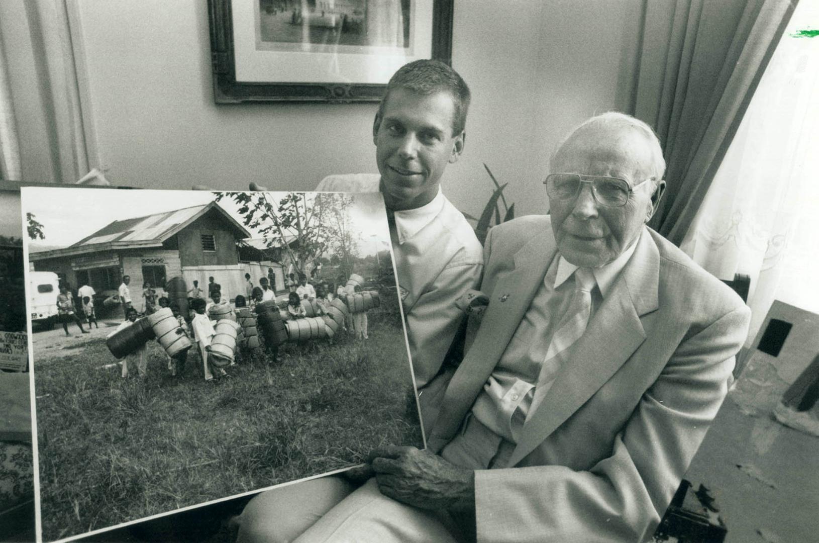 Comforting work. Murray Dryden reminisces with youthful volunteer Todd Graves about his Sleeping Children Around the World program he founded 20 years(...)