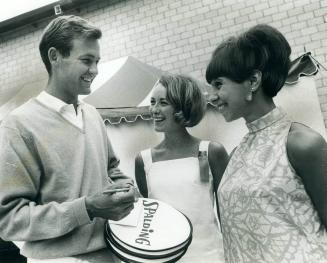 South African tennis ace Cliff Drysdale takes time out during Ontario Centennial open tournament to sign autographs for Elaine Brown and skater Petra (...)