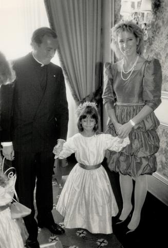 Left, flower girl Nicole Bollettieri, 5, is the daughter of Carling's former coach, Nick Bollettieri