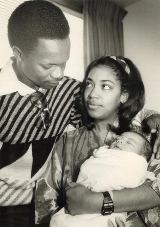 But can he switch-hit? Tony Fernandez and his wife Clara introduce their new son Jonathan, a brother for Joel, at Mount Sinai Hospital yesterday. Fern(...)