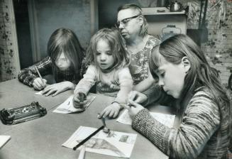 Released unharmed after a gunman had held them hostage for 23 hours, three of the Field children draw pictures in the home of their grandmother, Ellen(...)