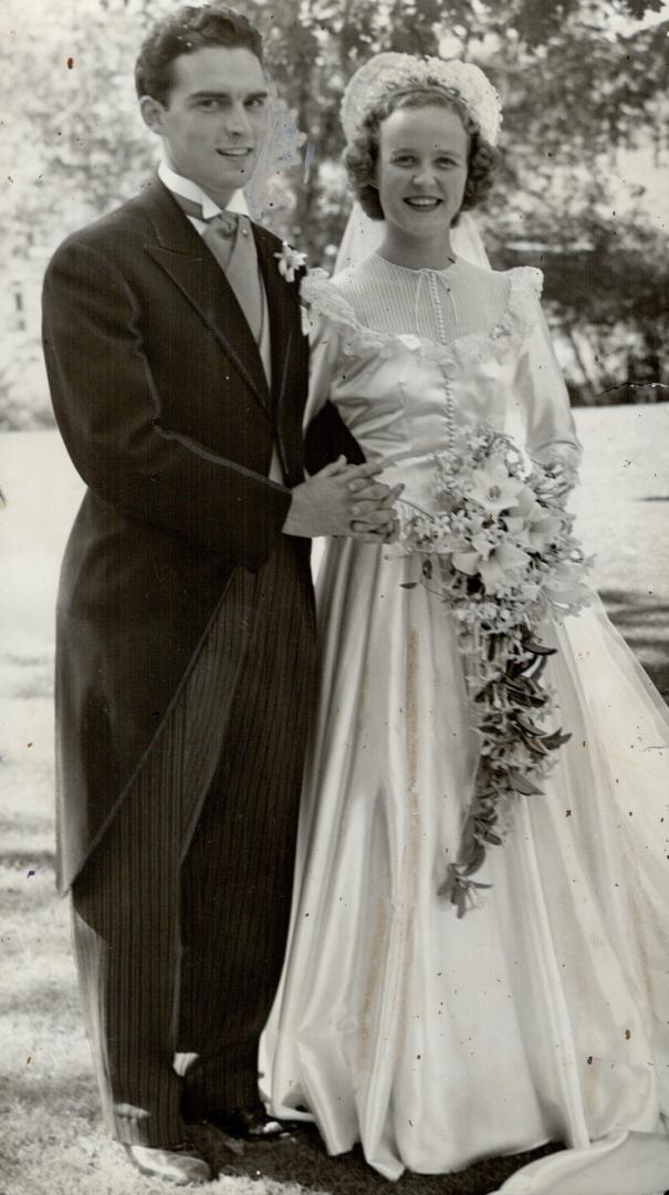 Bridal couple at Holwood. Folowing their marriage in Timothy Eaton Memorial church Saturday afternoon Mr. and Mrs. Gage Hayward Love received with the(...)