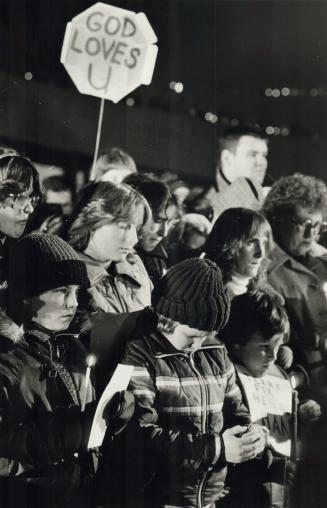 Prayer vigil. Bearing placards and candles, 4,000 people converged on Nathan Phillips Square on Wednesday night to pray for Terry Fox and to honor the(...)