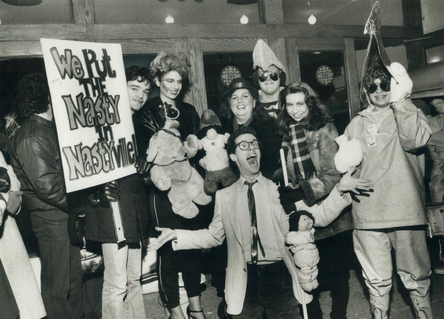 The gang's all here. The Frantics comedy show on CBC radio enjoys a cult following of nutty fans and 375 of them showed up for the taping of the one h(...)