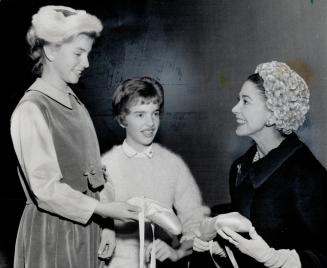 Future dancers Susan Austen and Judy Elasser have their shoes autographed by Dame Margot Fonteyn at a reception in the O'Keefe centre in honor of the (...)