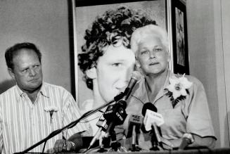 Thank you all. Rolly and Betty Fox tell a gathering at the Scarborough Civic Centre yesterday that Canadians deserve applause for continuing to suppor(...)