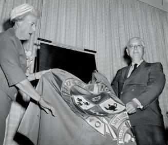 Hospital group opens new H.Q. Mrs. J. A. Aylen, of Ottawa, president of the Ontario Hospital Association, and Premier Frost unveil plaque for the asso(...)