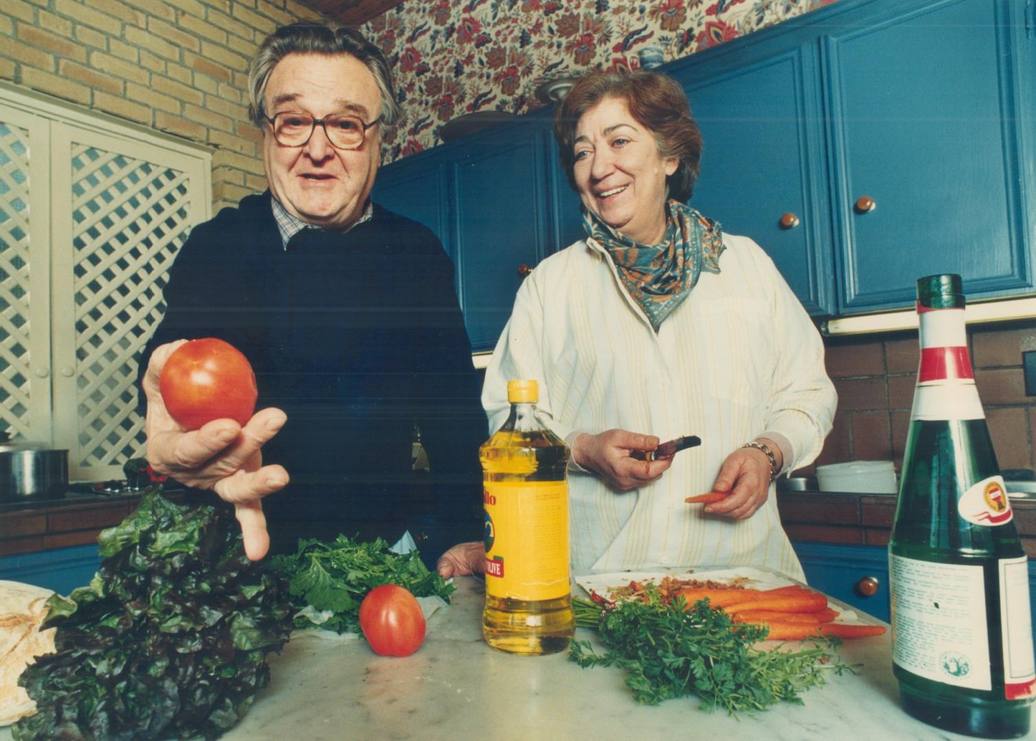 Now, that's Italian!. American actors Vincent Gardenia (Little Shop Of Horrors) and Julie Bovasso cooked up an Italian meal last night for the cast of(...)