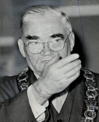 Time to Retire. Frederick G. Gardiner, chief architect of the metropolitan form of government in Canada, stunned the inaugural meeting of Metro's 1961(...)