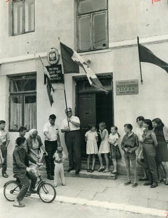 Givens' sentimental tour. Toronto Mayor Philip Givens can't resist waving the Canadian flag at the town hall in Belzyce, near Lublin, where his parent(...)