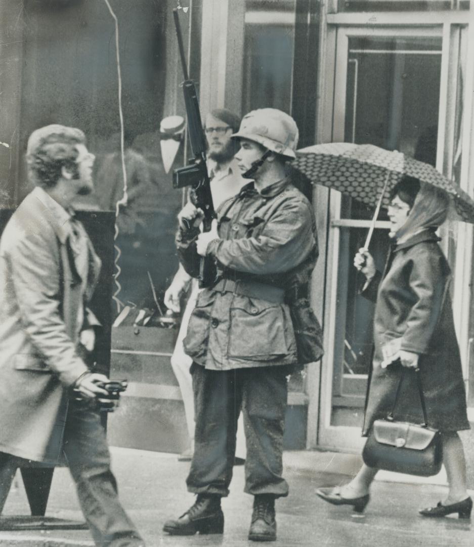 Armed with Machine-Gun a Canadian Forces soldier stands guard outside HMCSDonnaconna, the naval reserve base in downtown Montreal, as troops moved in (...)