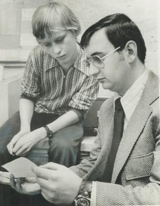 Constable Greg-Robbins of Deep River police shows Robert Eskens, 12, a message from the boy's parents in Ajax after he was rescued. Robbins, who shot (...)