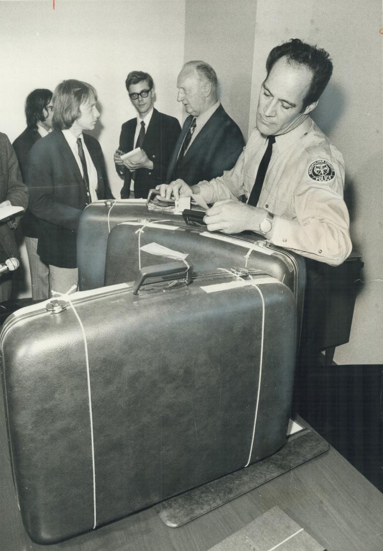 Staff Superintendent Adolphus Payne, centre, talks to reporters at Metro police headquarters, after two men wanted in connection with a $700,000 theft(...)