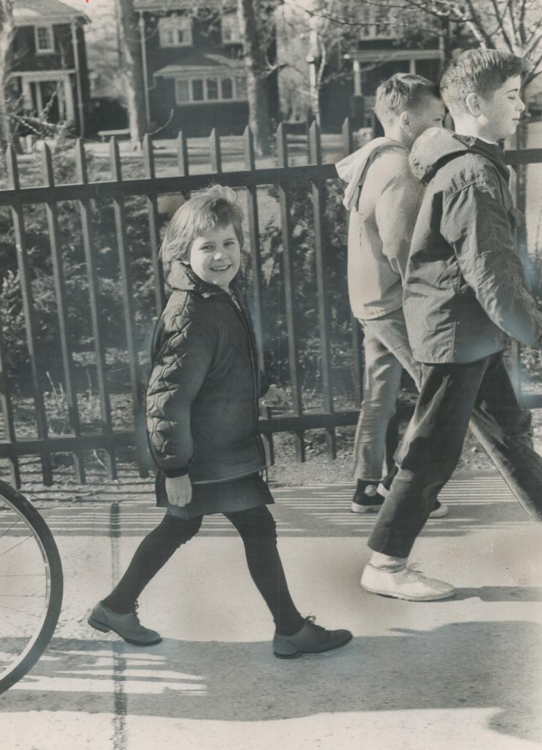 A Smiling Mary Farncomb, the 6-year-old kindergarten pupil who was abducted for three hours yesterday, walks happily to John Ross Robertson school beh(...)