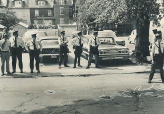 Fatally shot on Manning Ave, today was an unidentified man after, police say, he opened fire on two officers after they stopped his car for making an (...)