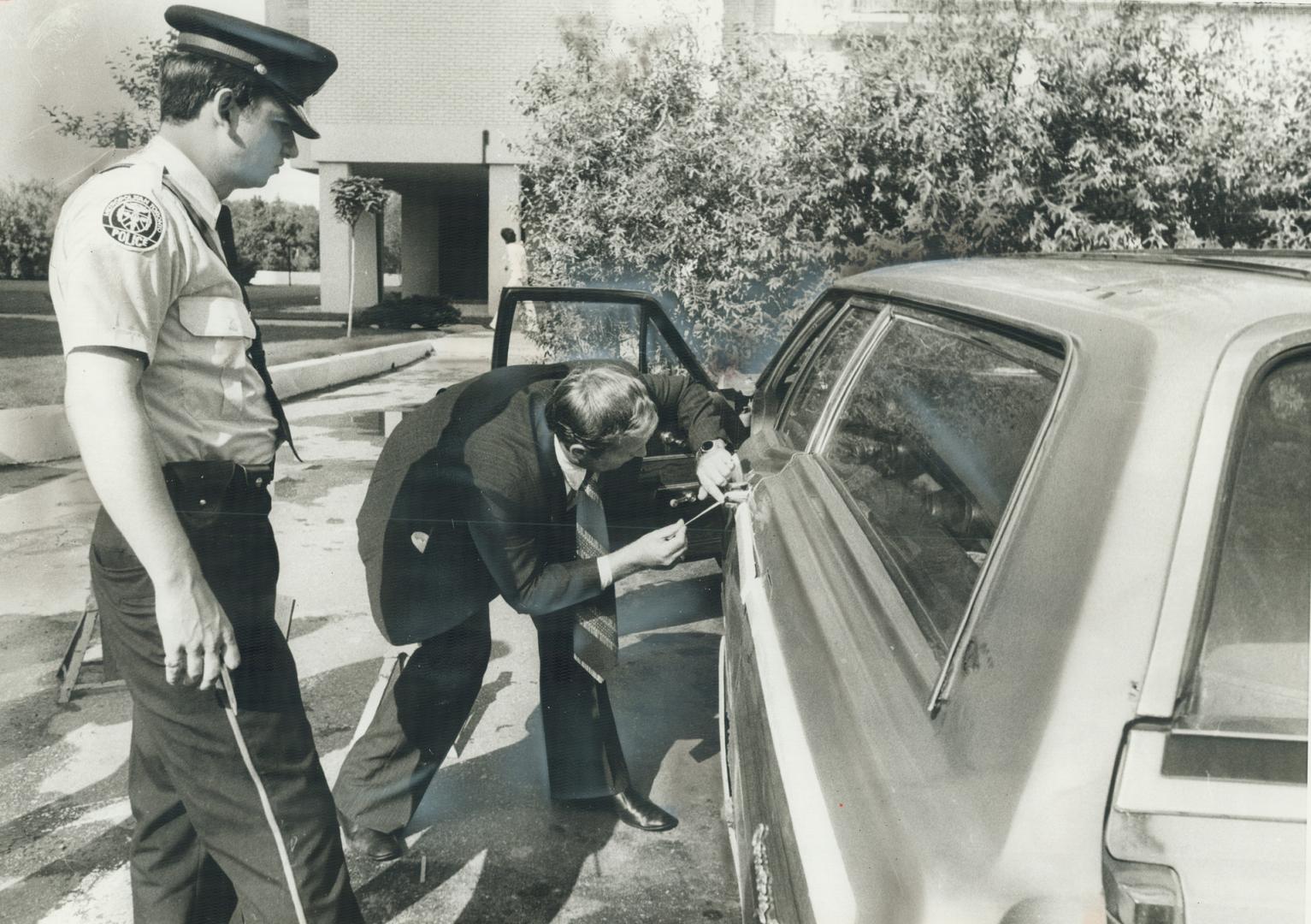 A detective examines the statin wagon used by the killers in a triple murder in an 11th-floor apartment on Lawrence Avenue during the weekend. The vic(...)