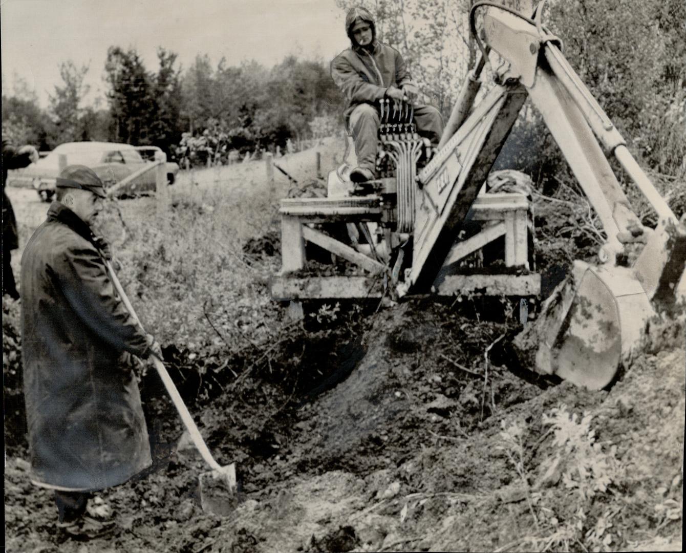 With shovel and trench digger workers hunt for bodies of 9 witnesses in bankruptcy and arson cases after three mutilated corpses were found in marsh 3(...)