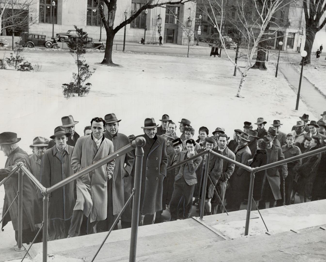 Despite a chill wind, crowds gathered outside the Wentworth county courthouse in Hamilton yesterday for the first time during the second trial of Mrs.(...)