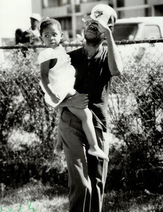 Girl found unhurt at murder scene, An unidentified man carries Monique, 3, from the York apartment building where her mother, Pauline Wallace, 28, and(...)