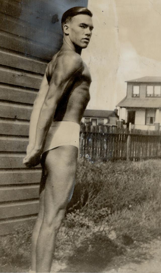 Aircraftman Hugh A. Bill Newell, whose physique is demonstrated in this pictur, broke loose from his guard at his trial Saturday for the murder of his(...)