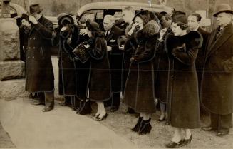 Some covering their faces with scarves, coat collars and hats, about 75 relatives and close friends of James Windsor, murdered at his Briar Hill Ave. (...)