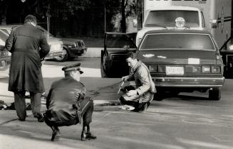 Police take measurements in the parking lot where cabdriver Baljeet Singh (inset) was stabed to death early today