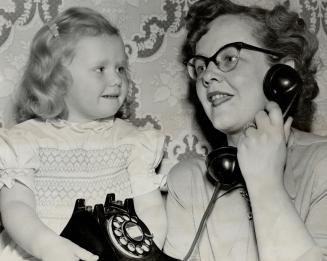 Mrs. Jack Gillespie and daughter Candace hear from the Toronto detective who also aided in capture. Both Mrs. Thompson and Mrs. Gillespie went through(...)