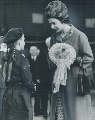 Everything comes up roses as the Queen receives a bouquet from 10-year-old Jennifer Mattinson, a Brownie, at the summerside air base. Jennifer was acc(...)