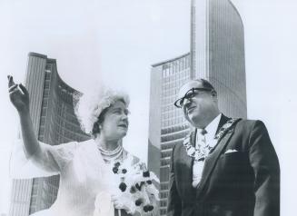 Queen Mother with Philip Gineus (mayor)