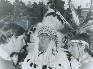 At a barbecue party at McNiven Beach, on the shores of Great Slave Lake, in the Northwest Territories, Prince Charles talks with Chief Joe Saddle bay (...)