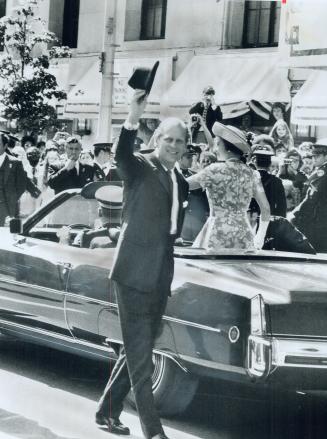 Prince Philip and the Queen wave to crowds outside the Royal York as they arrive to change clothes for a press reception and a private dinner in their(...)