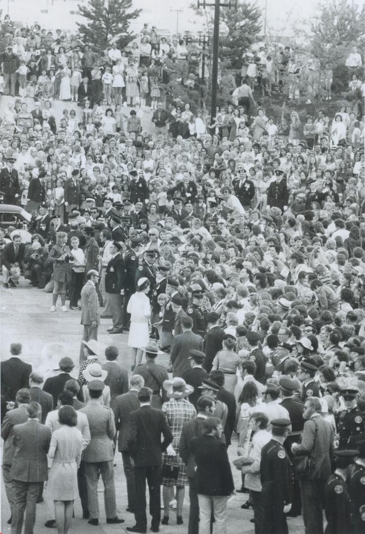 Taking A Walkabout through part of the crowd of 15,000 that saw her open the $14 million Scarborough Civic Centre, the Queen stops to chat with citize(...)