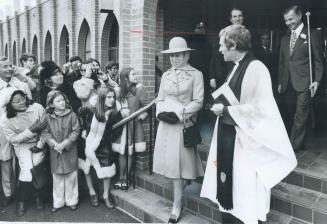 Anne at church, Hundreds attended