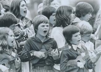 100 Ukuleles serenade the Queen, On her first day in Halifax, Queen Elizabeth was serenaded by more than 100 young ukulele players during a visit yest(...)