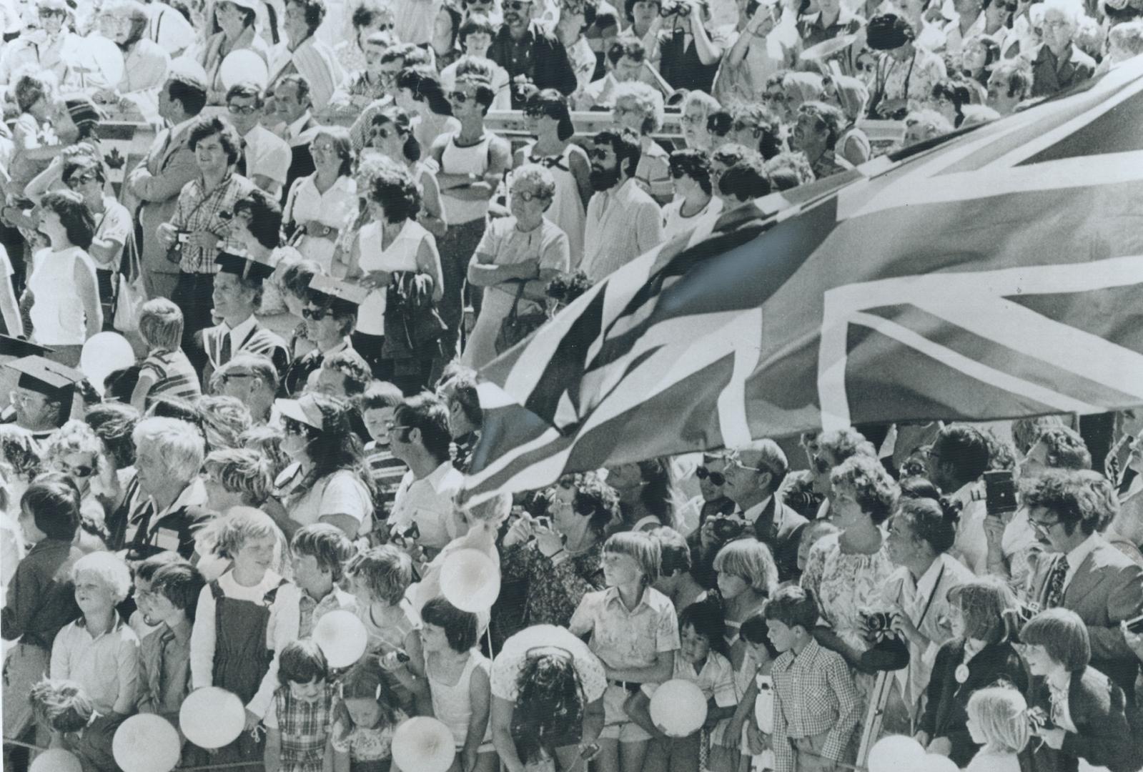 Crowds at St. John's Nfld., watch sod-turning ceremony by Queen during her recent visit. Reader wants national vote on monarchy