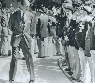 A little body English is used by the Duke of Edinburgh as he chats with war veterans after the royal couple laid a wreath at the National Was Memorial(...)