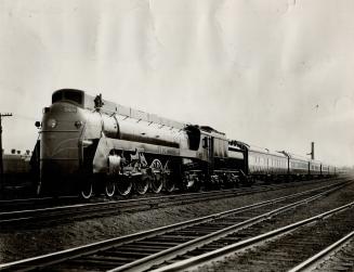 Largest streamliner in the british empire to haul the royal train - One of the 6400's of the Canadian National Railways attached to the cars in which (...)