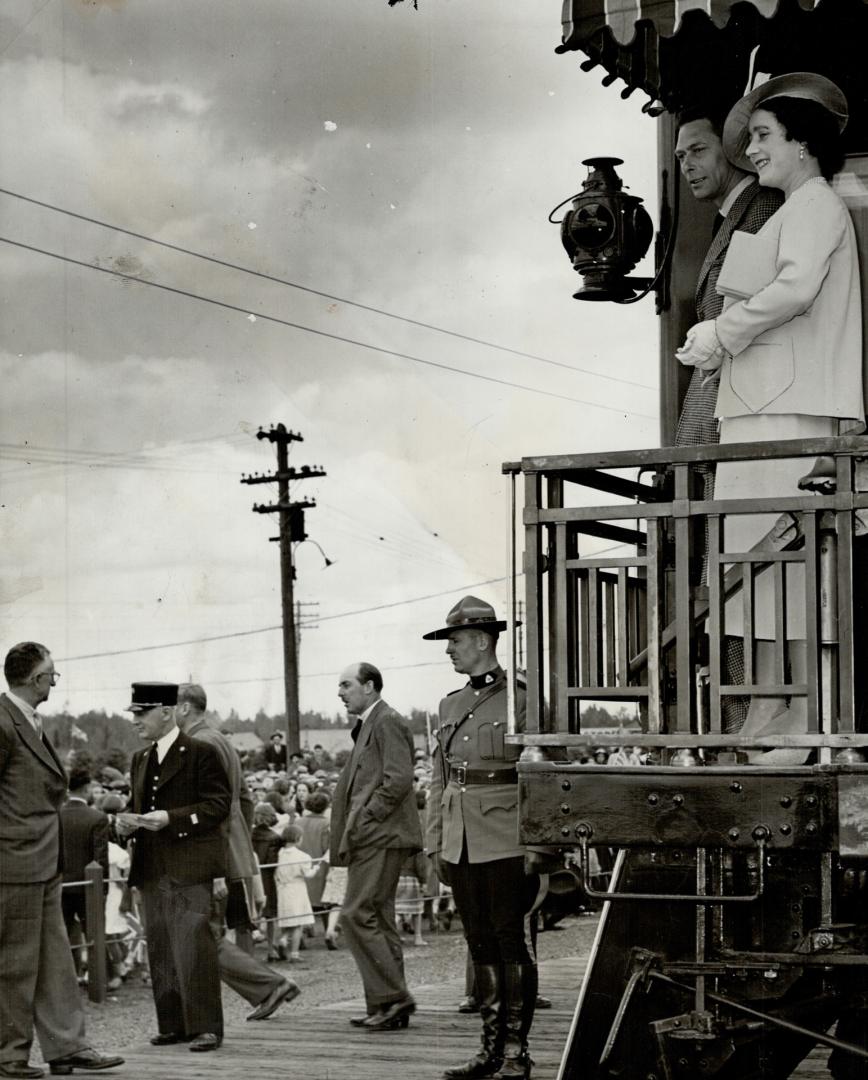 A small, but loyal group of 30 westerners greeted the royal visitors when they arrived at lonely Mount Robson station, high in the Rockies. The sovere(...)