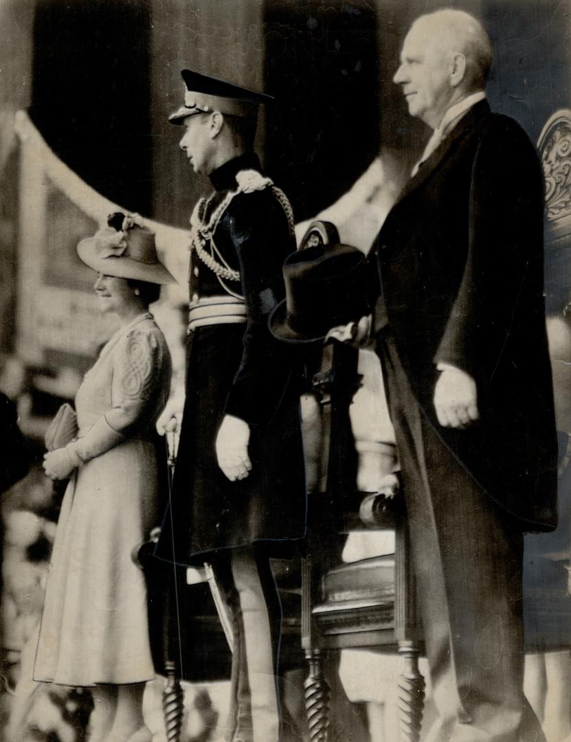 Hamilton cheered the King and Queen today as they stood on the city hall steps with Mayor William Morrison