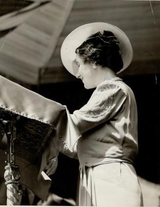 Only 200 had Seats for the city hall ceremony at Hamilton when the Queen signed the visitors' book, but streets on the royal route were lined with 400(...)