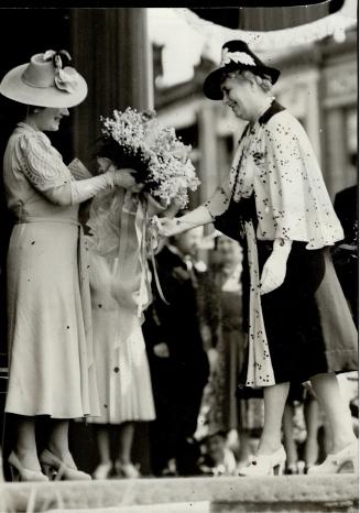 Practically never, since their majesties landed in Canada, has the Queen been without a bouquet of fresh flowers