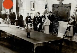 Right, the King and Queen hear Prince Edward Island's greeting in the famed confederation chamber in Charlottetown's provincial building. Behind them (...)