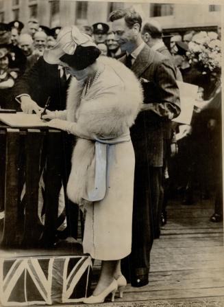 Royal signatures went into Sherbrooke's guest book as a chanting crowd brought smiles to the Queen's face with Alouette'. Vivian Tremaine, who nursed (...)