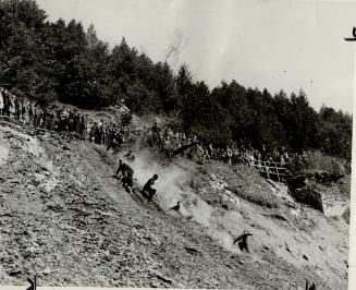 The dust-filled air rings with merry cries, as high-spirited Quebec folk, waiting to see their majesties, playfully push each other down the hill. All(...)