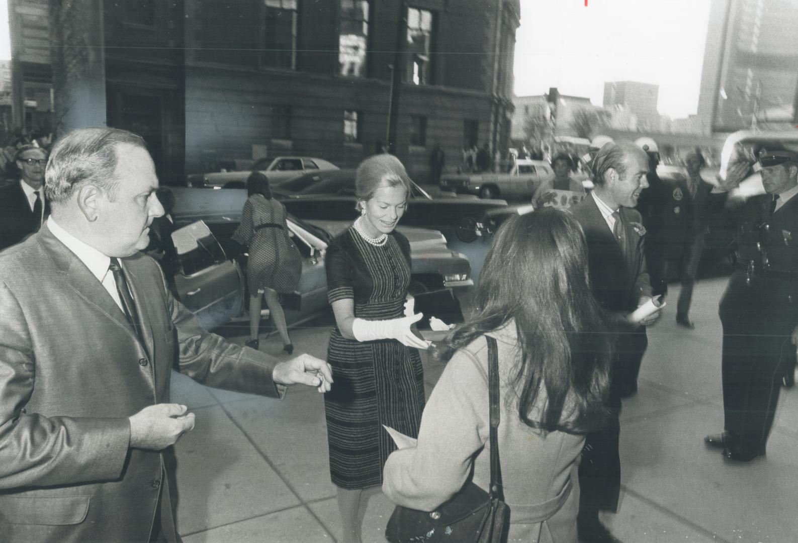 The Duchess of Kent receives a protest pamphlet from a member of the militant Just Society group as she steps from a silver Cadillac on her way to the(...)