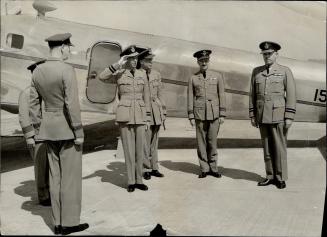 Royal visitor takes off for Camp Borden after inspection of huge training establishment, High-ranking air officers are no novelty at Trenton active ce(...)