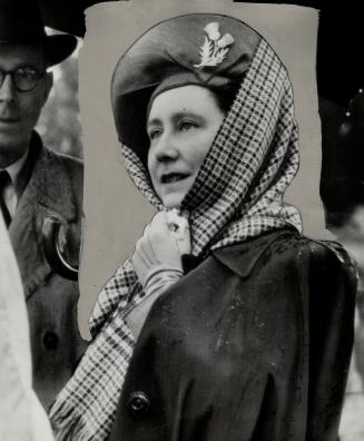 The Queen visits farm, Sharing the world's concern over the food situation, Queen Elizabeth holds a scarf over her thistle - decorated hat as she stan(...)