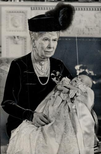 These First original photos to reach Toronto since the birth of Prince Charles show four generations of the royal family. Proud great-grandmother, Que(...)