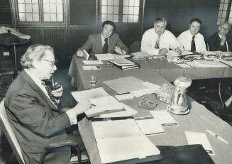 Arbitrating unresolved issues in the contract dispute between the Toronto Transit Commission and its employees, Senator Carl Goldenberg, left, hears a(...)